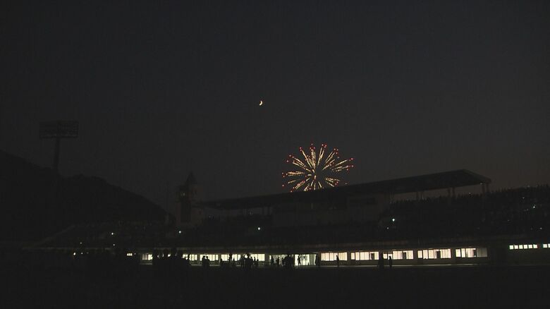 競技場の上空を彩る大輪の花火