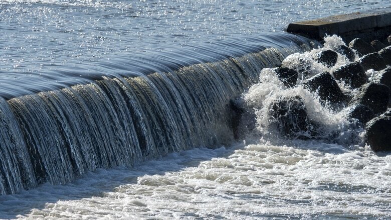 堰堤は強い流れができる（画像はイメージ）
