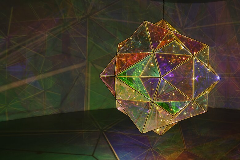 オラファー・エリアソン『太陽の中心をめぐる探査』2017年 金沢21世紀美術館蔵　©︎Olafur Eliasson 「特別展示：オラファー・エリアソン」展示風景（金沢 21 世紀美術館、2022年) 　撮影:木奥惠三