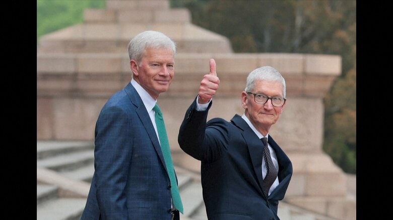 アップル　ティム・クックCEO（画像右）