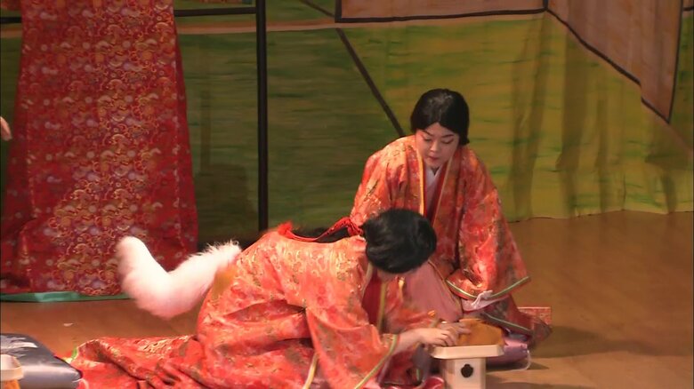 尻尾を出し正体がばれてしまった化けギツネ
