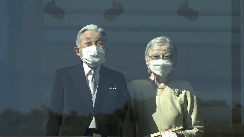 今年の新年一般参賀の様子。上皇后さまは、緑茶ぼかしのロングドレスを身に着けられていた。