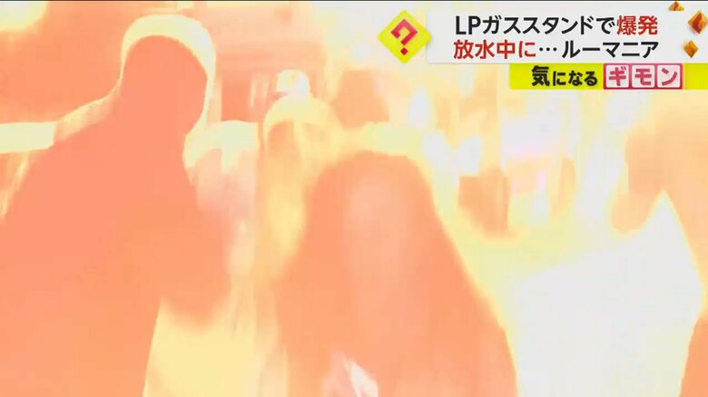 激しい光の中、爆発から逃げる人々