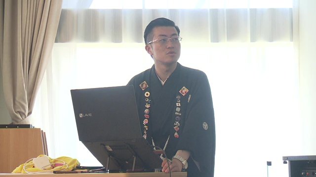 自作の資料で路線の必要性を訴えている