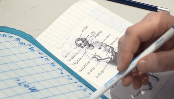 自身の緊急性を訴えられるように体の表現などを重点に学習が進む