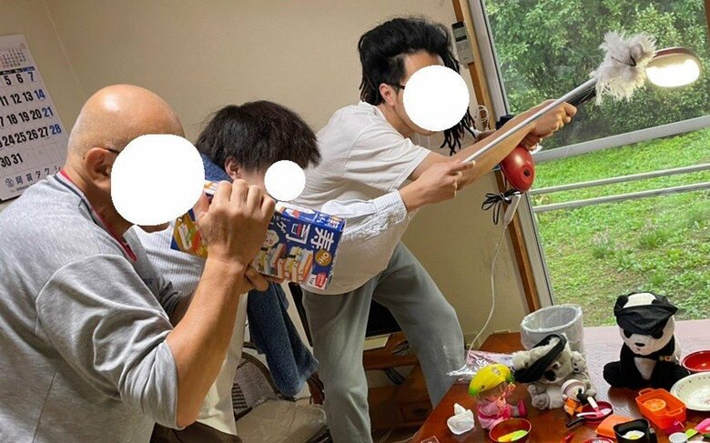 左から、おもちゃ箱を持ったお父さん、ハタキを持った旦那さん、卓上ライトを持った弟さん（提供：やきちゃんさん）