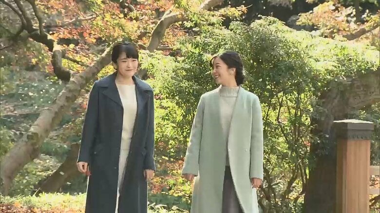 笑顔で会話する佳子さまと眞子さん