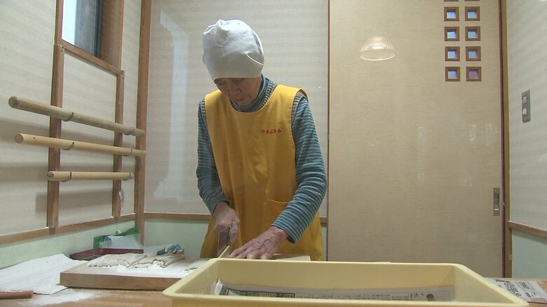 そばを打つ松林さん