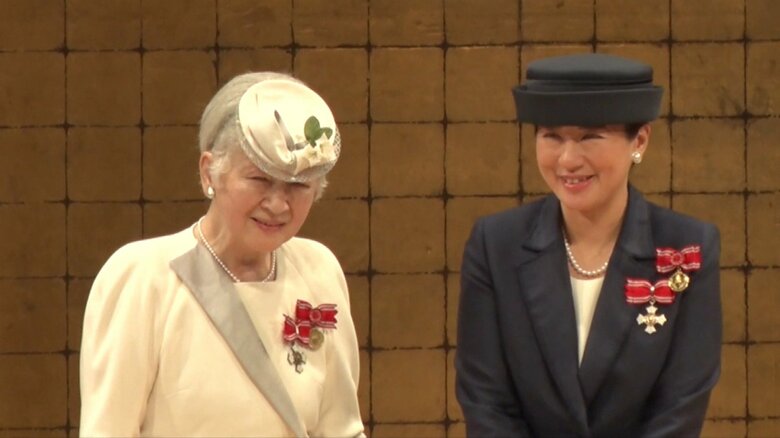 平成30年（2018年）5月「全国赤十字大会」（東京・渋谷）で式典終了後、揃ってあいさつされる　
上皇后さまと皇后さま（提供：日本赤十字社）