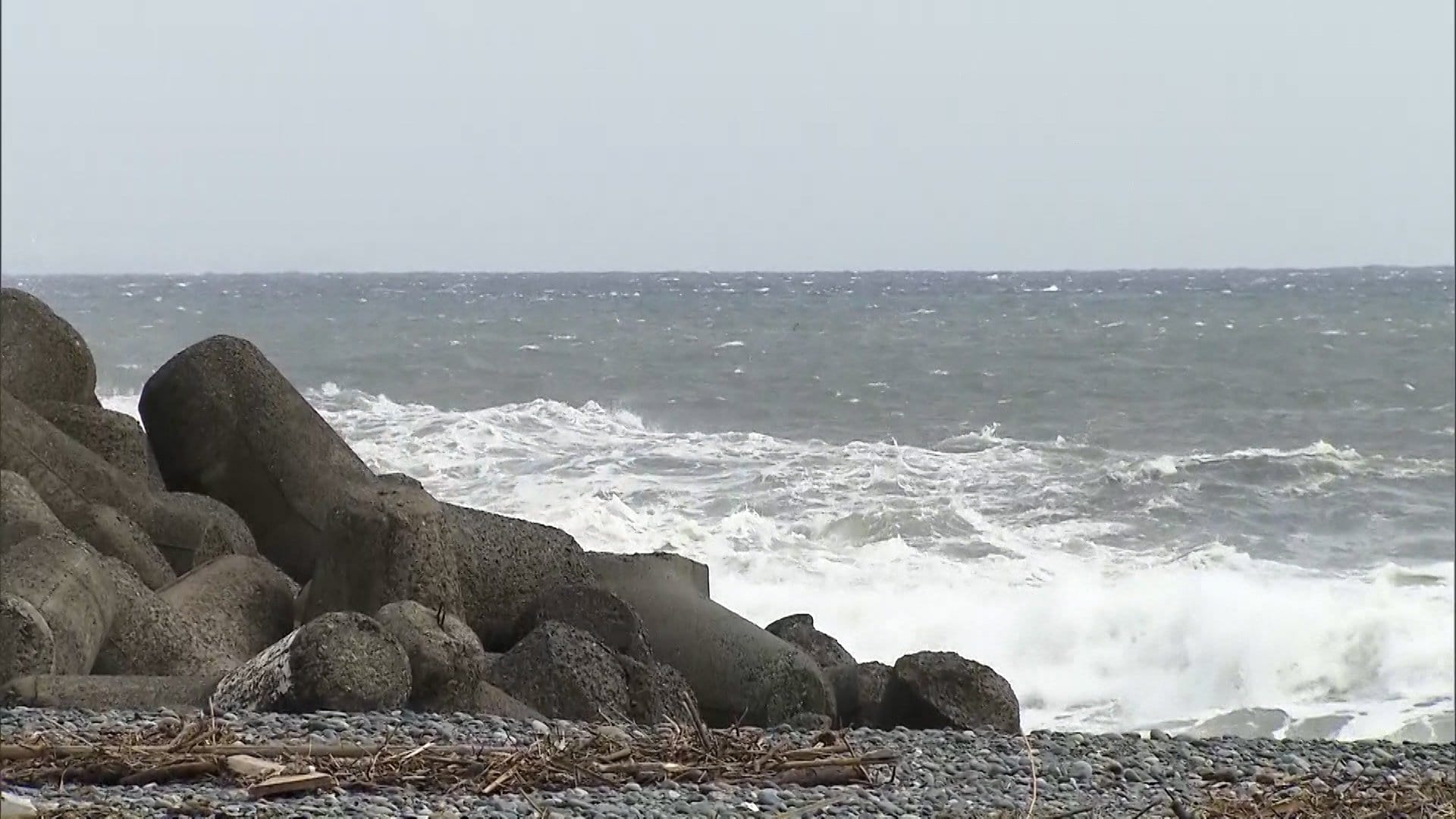 釣りに来ていた男性3人が波にさらわれ67歳男性が死亡…台風の影響で波浪注意報も　神奈川・大磯町