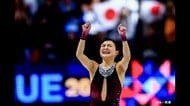 “現役ラスト”坂本花織が世界選手権で有終の美　自己ベスト更新し4度目の世界女王　涙あふれコーチと抱擁
