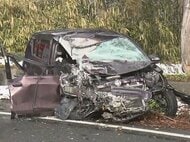 雪の影響は不明…軽自動車が大型トラックと正面衝突し大破 軽を運転していた30代位の男性が意識不明で搬送