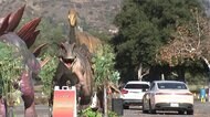 「ドライブスルー恐竜展」 駐車場で異体験 米・カリフォルニア州