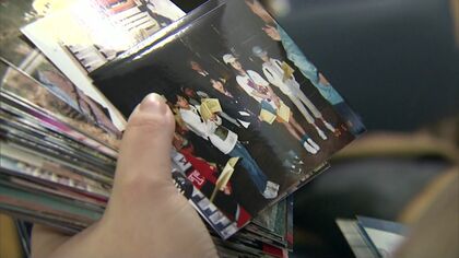 廃校の小中学校で作られたタイムカプセル 四半世紀後 大人になった生徒たちが開封 気になる中身は卒業旅行の写真やヨーヨーなどが出てきた！