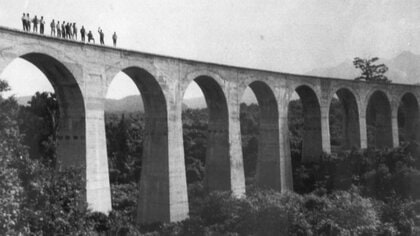 【幻の軍事路線の橋を守るため】1940年完成するも列車が一度も走らず終戦“越川橋梁”鉄筋使わない道内最大のコンクリート鉄道橋〈樹木が上に生え伐採…後世に残すため知床博物館が寄付を募る〉北海道斜里町