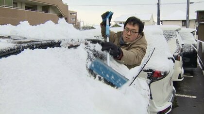 強い冬型の気圧配置続き断続的に雪降る富山県内　富山市では今季一番の冷え込み　除雪作業に追われる
