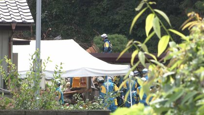 土砂崩れで倒壊した住宅から見つかった60代女性の死亡確認　60代夫婦が行方不明、捜索続く　栃木・足利市