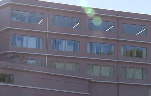 傷害・窃盗の被告(54)が病院7階から逃走　“カーテン越し”監視の隙ついたか…左手に手錠した状態　静岡・伊豆の国市