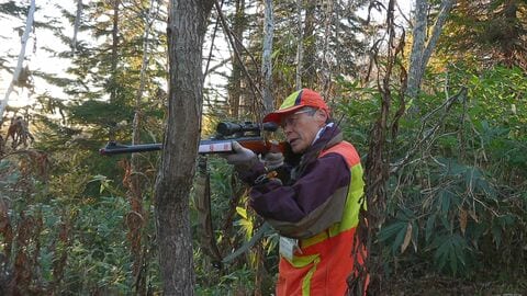 【北海道初の「緊急銃猟」から1年】ヒグマ出没減少は「神様が与えてくれたチャンス」次世代の育成に追われる日々＿ベテランハンターが見据える“10年先・20年先の札幌”