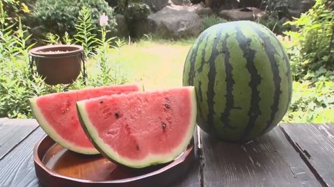 今が旬 夏の味覚 スイカ をおいしく食べるカット方法 味の見分け方とは オレンジ色 極小種の人気品種も