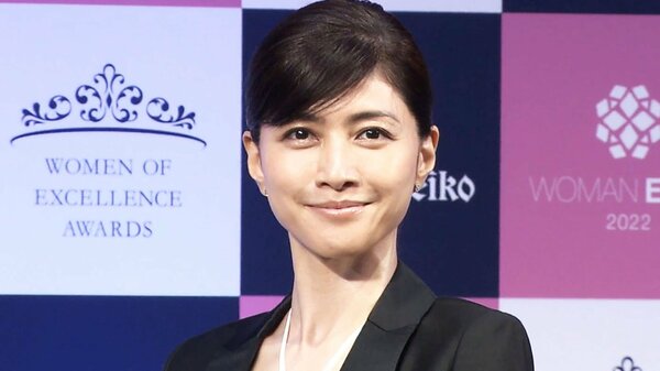 内田有紀 ボディライン際立つスーツで変わらぬ笑顔輝く 「小学生のころに習ったこと」を一番大事に ｜FNNプライムオンライン