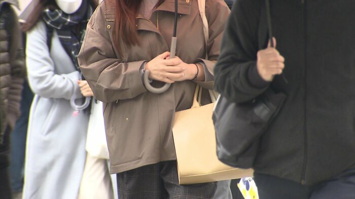 20日は全国的に冷え込み、今季最多の315地点で冬日になった(東京駅・11月20日午前)