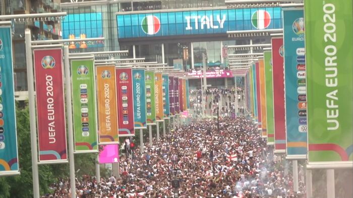 サッカーのヨーロッパ選手権では35万人の観客のうちおよそ6400人が新型コロナウイルスに感染した