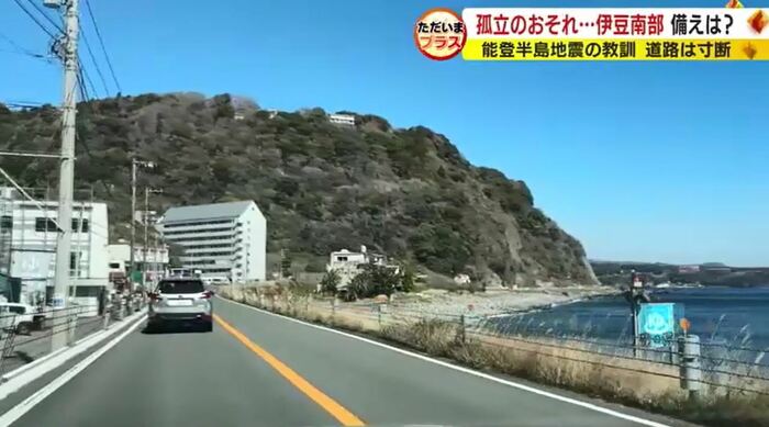 東伊豆町を走る国道135号線