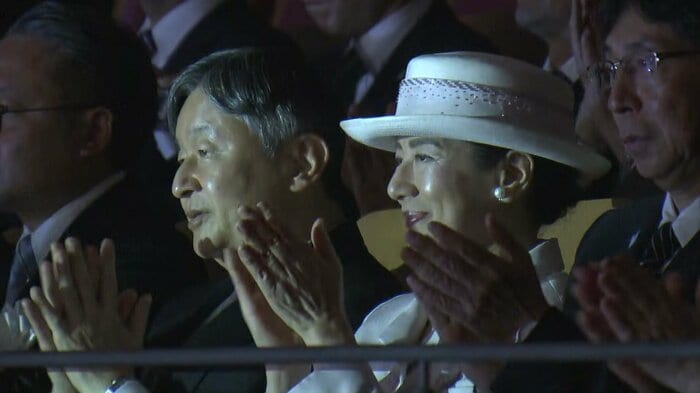 拍手を送られる両陛下