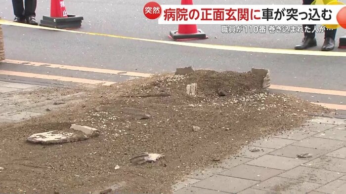 乗用車がなぎ倒した花壇