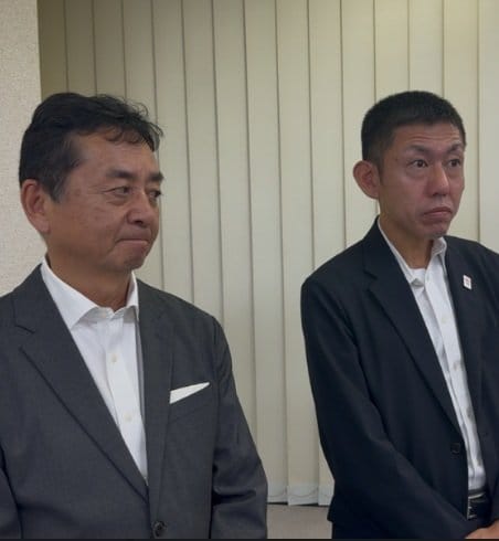 取材に応じる維新の会幹事長ら