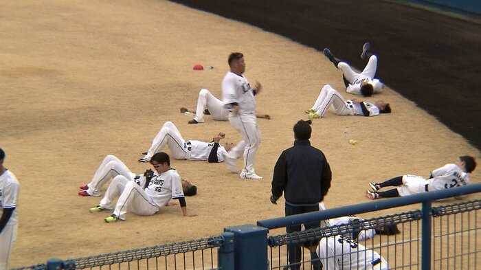 南郷キャンプ初日のインターバル走を終え倒れ込む選手たち