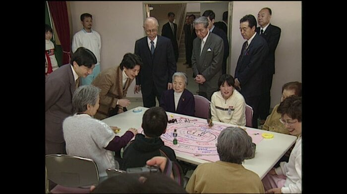 児童とすごろくを楽しむ入所者たち