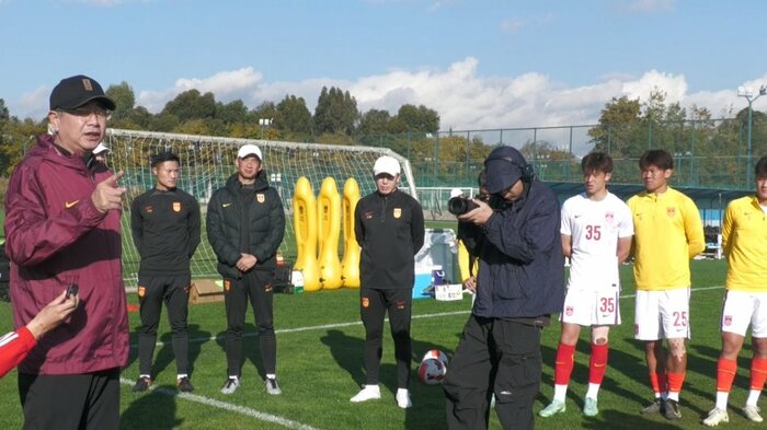 中国16歳以下代表チームの選手たちにアドバイスを送る宋会長