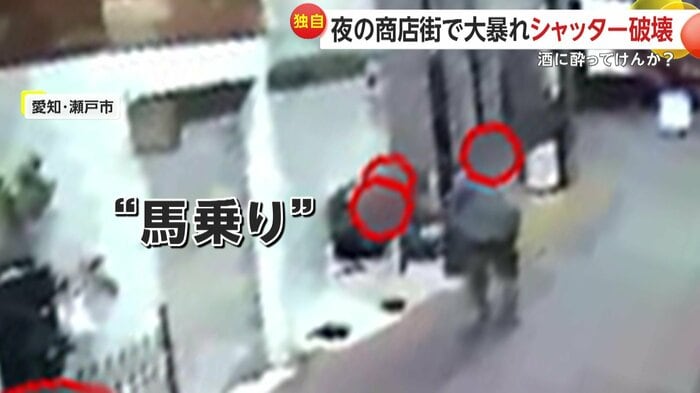 馬乗りになりもみ合う2人（被害店舗提供）