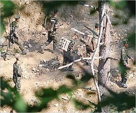 地雷を運ぶ北朝鮮軍兵士