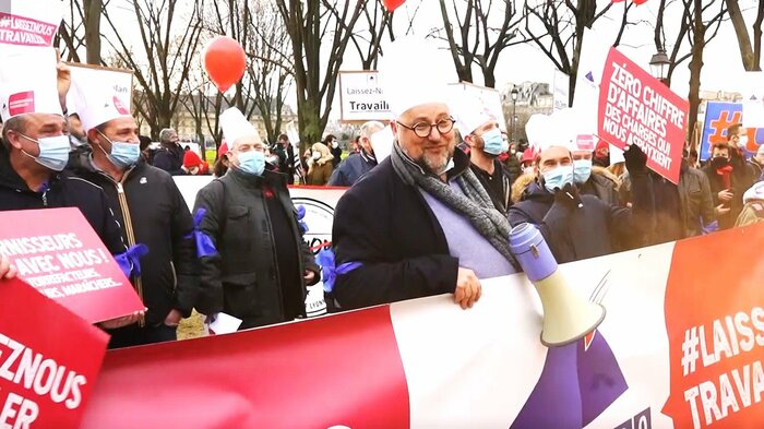 「仕事をさせろ!」フランス人シェフらが労働を求めて異例のデモ