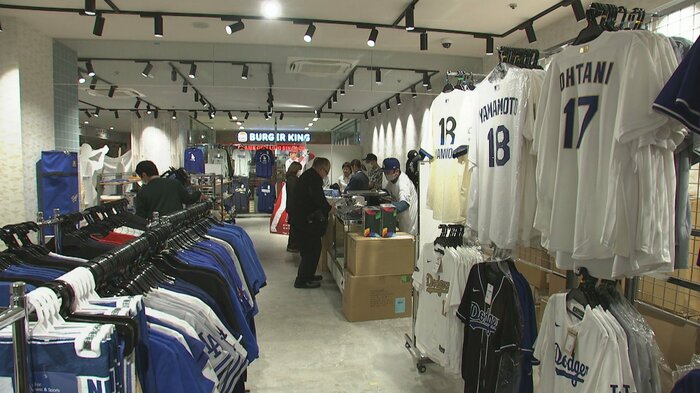 設営中の店内（1日午後）