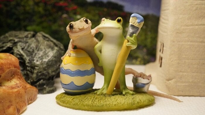 絵筆を持つカエルとの完璧なポーズを見せるヤモヤモちゃん