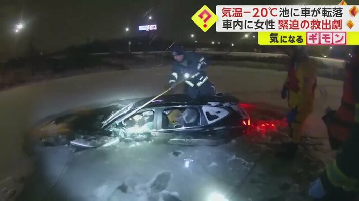 続いて運転席のドアをたたき割る