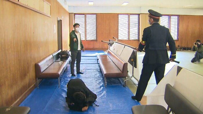 鶴見警察署では、電車内での無差別殺傷事件などを想定した訓練が行われた(15日午前)