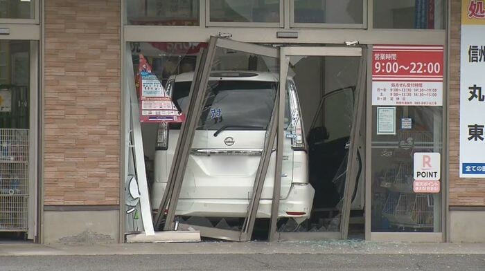 ドラッグストアに車が突っ込む