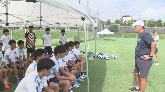 ミーティングでの山田監督と選手たち