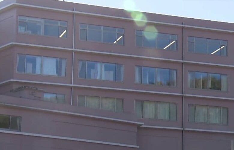 傷害・窃盗の被告(54)が病院7階から逃走　“カーテン越し”監視の隙ついたか…左手に手錠した状態　静岡・伊豆の国市｜FNNプライムオンライン