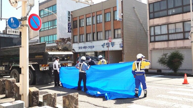 横断歩道で80代女性が大型ダンプカーにひかれ死亡　運転手の56歳女を現行犯逮捕　近くの福井アリーナ建設予定地から土砂を運搬中｜FNNプライムオンライン