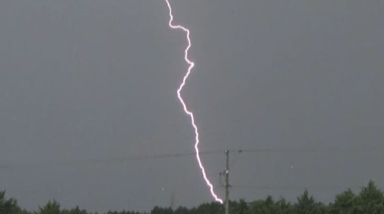 連日の「ゲリラ雷雨」　長野県内では大気の状態が不安定　23日夜遅くにかけて土砂災害などに注意｜FNNプライムオンライン