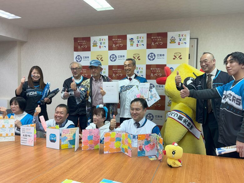 【日本ハムファイターズ2軍本拠地の誘致合戦】北海道江別市の期成会が市民約300人の“激励メッセージ”を市長に手渡す_市長は「選んでもらうのはたった1回しかないチャンス。乗り越えられない壁はない」｜FNNプライムオンライン