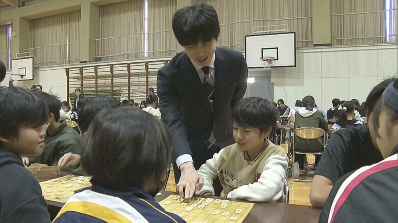 藤井七冠「子供の頃は忘れ物が多くて…」母校にサプライズ登場し“まさかの忘れ物”明かす「自分でも驚いた」｜FNNプライムオンライン