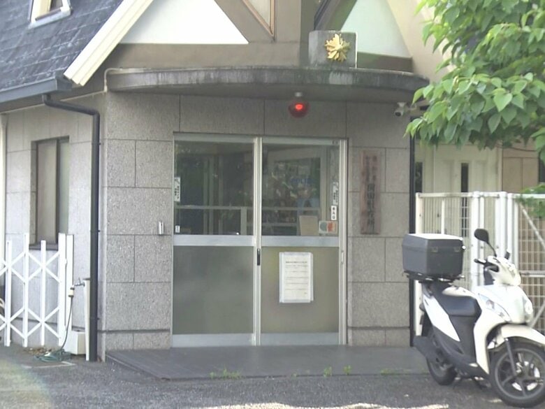 警察官がいる中で“襲撃”か…駐在所の出入口に消火器打ちつけガラス割った疑い 高校生ら17歳少年3人を逮捕｜FNNプライムオンライン