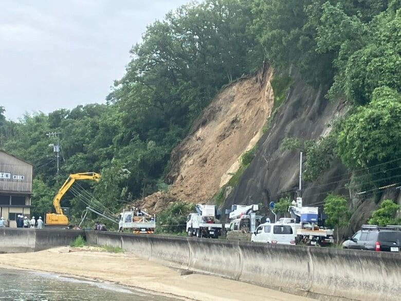 生口島の国道のり面が土砂崩れ　「通行止め」復旧のめど立たず　尾道市因島洲江町｜FNNプライムオンライン
